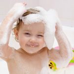 Как да улесните миенето на косата на детето